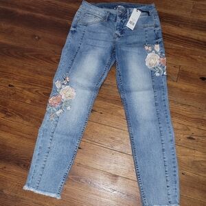 NWT Dex embroidered jeans. Women's 27